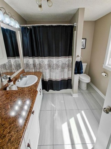 1233 6 Avenue, Wainwright, AB - Indoor Photo Showing Bathroom