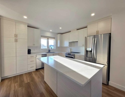 2713 11 Avenue, Wainwright, AB - Indoor Photo Showing Kitchen With Upgraded Kitchen