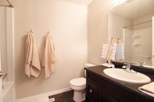 3320 42 Avenue, Lloydminster, SK - Indoor Photo Showing Bathroom