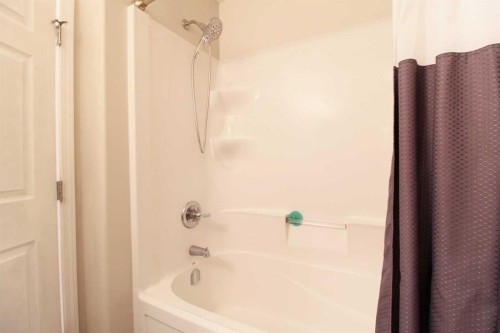 3320 42 Avenue, Lloydminster, SK - Indoor Photo Showing Bathroom