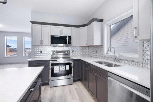 3321 41 Avenue, Lloydminster, SK - Indoor Photo Showing Kitchen With Double Sink With Upgraded Kitchen