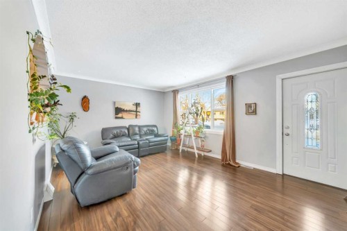 230 2 Avenue, St. Walburg, SK - Indoor Photo Showing Living Room