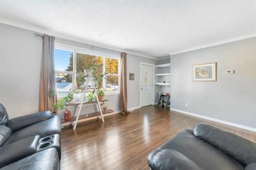 230 2 Avenue, St. Walburg, SK - Indoor Photo Showing Living Room