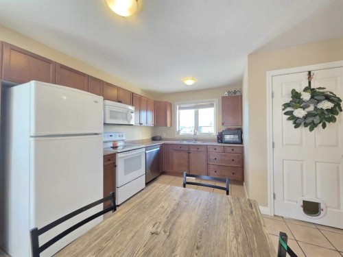 1-2602 11 Avenue, Wainwright, AB - Indoor Photo Showing Kitchen