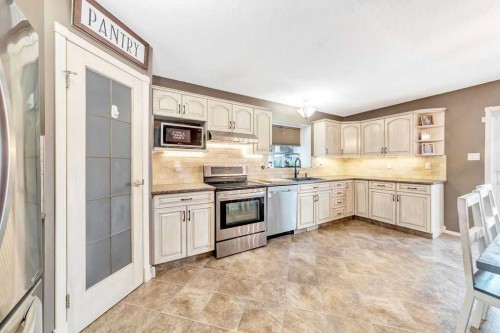 5911 41 Street, Lloydminster, AB - Indoor Photo Showing Kitchen