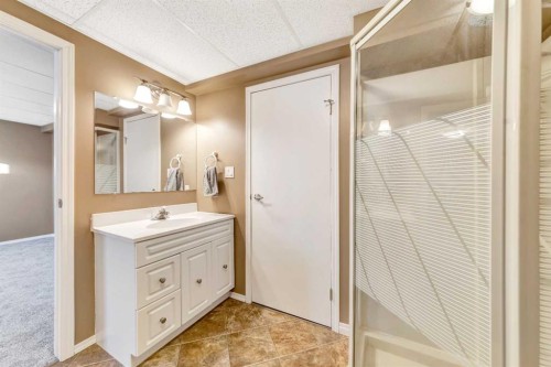 5911 41 Street, Lloydminster, AB - Indoor Photo Showing Bathroom