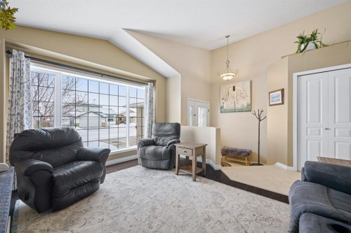 3904 63 Avenue, Lloydminster, AB - Indoor Photo Showing Living Room