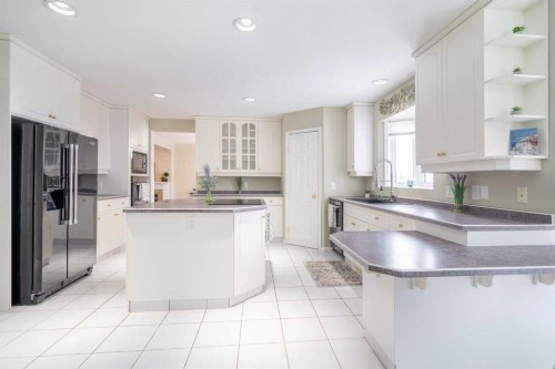 3906 59 Avenue Close, Lloydminster, AB - Indoor Photo Showing Kitchen