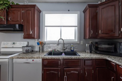 2305 47 Avenue, Lloydminster, SK - Indoor Photo Showing Kitchen With Double Sink