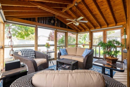 3812 58 Avenue, Lloydminster, AB - Indoor Photo Showing Living Room