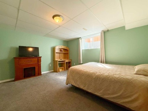 2905 10 Avenue, Wainwright, AB - Indoor Photo Showing Bedroom