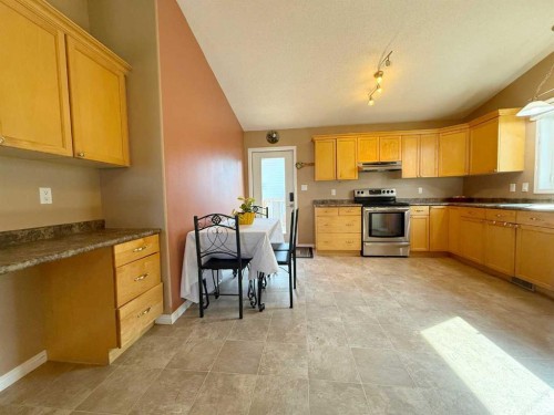 2905 10 Avenue, Wainwright, AB - Indoor Photo Showing Kitchen