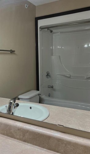401-2609 11 Avenue, Wainwright, AB - Indoor Photo Showing Bathroom