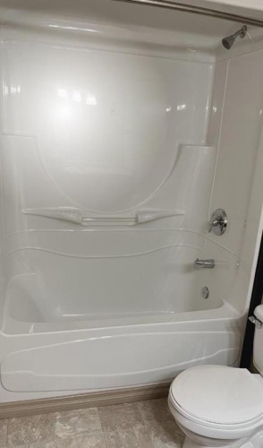 401-2609 11 Avenue, Wainwright, AB - Indoor Photo Showing Bathroom