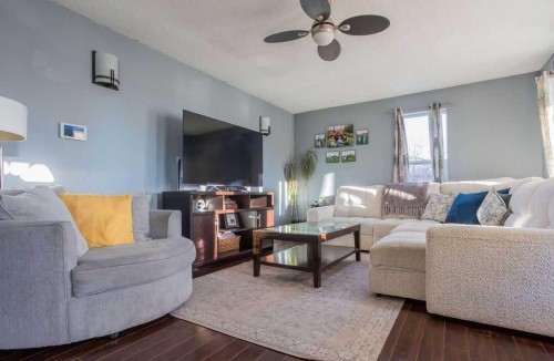 502 5 Avenue, Wainwright, AB - Indoor Photo Showing Living Room