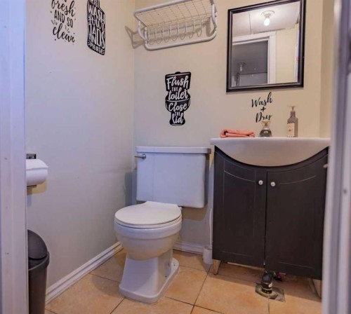502 5 Avenue, Wainwright, AB - Indoor Photo Showing Bathroom