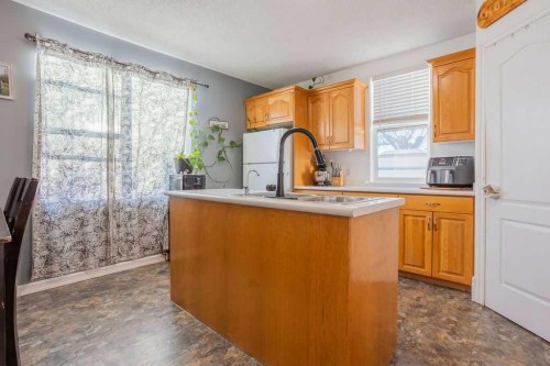 502 5 Avenue, Wainwright, AB - Indoor Photo Showing Kitchen