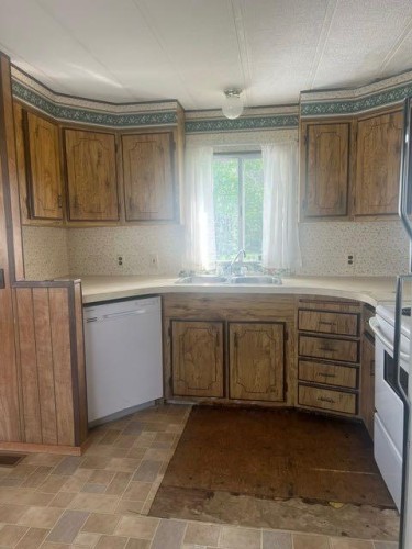 5503 51 Street, Edgerton, AB - Indoor Photo Showing Kitchen With Double Sink