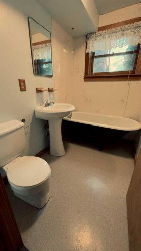 1509 10A Street, Wainwright, AB - Indoor Photo Showing Bathroom