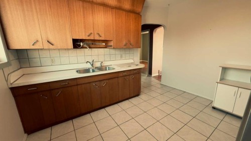 1509 10A Street, Wainwright, AB - Indoor Photo Showing Kitchen With Double Sink