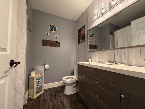 4009 59 Avenue Close, Lloydminster, AB - Indoor Photo Showing Bathroom