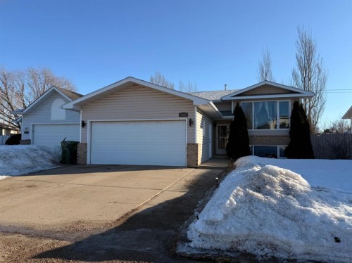 4009 59 Avenue Close, Lloydminster, AB - Outdoor With Facade