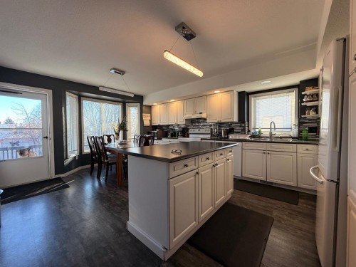 4009 59 Avenue Close, Lloydminster, AB - Indoor Photo Showing Kitchen