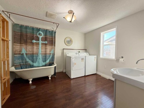 1045 17 Avenue, Wainwright, AB - Indoor Photo Showing Laundry Room
