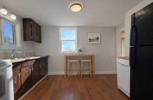 1045 17 Avenue, Wainwright, AB - Indoor Photo Showing Kitchen With Double Sink