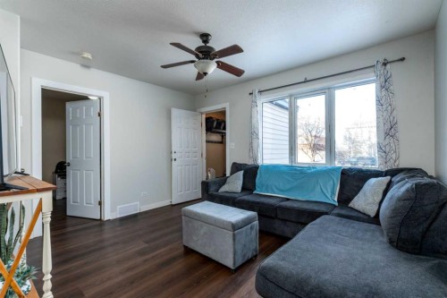 4821 47 Street, Lloydminster, SK - Indoor Photo Showing Living Room