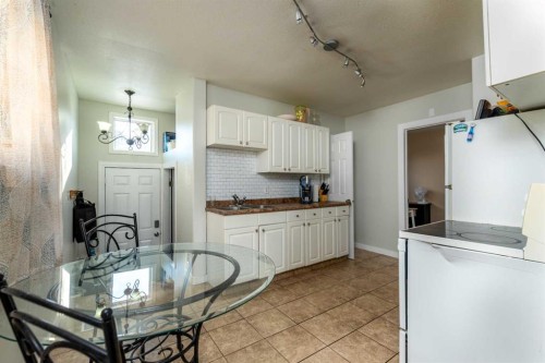 4821 47 Street, Lloydminster, SK - Indoor Photo Showing Kitchen With Double Sink