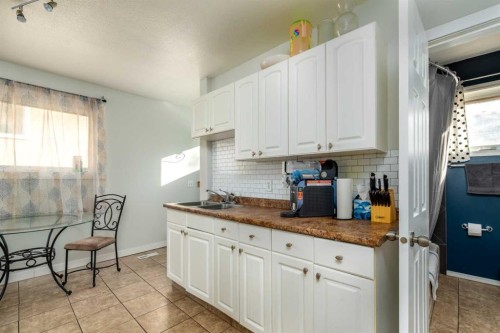 4821 47 Street, Lloydminster, SK - Indoor Photo Showing Kitchen With Double Sink