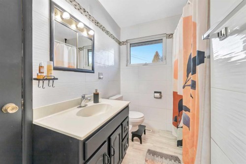 4604 56 Avenue, Lloydminster, AB - Indoor Photo Showing Bathroom