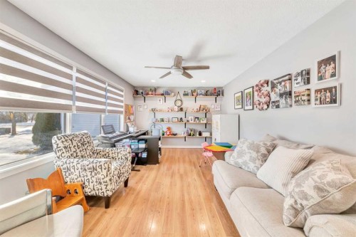 4604 56 Avenue, Lloydminster, AB - Indoor Photo Showing Living Room