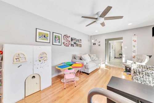 4604 56 Avenue, Lloydminster, AB - Indoor Photo Showing Living Room