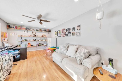 4604 56 Avenue, Lloydminster, AB - Indoor Photo Showing Living Room