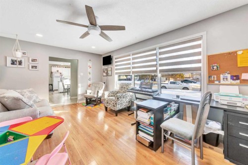 4604 56 Avenue, Lloydminster, AB - Indoor Photo Showing Living Room