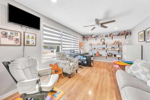 4604 56 Avenue, Lloydminster, AB - Indoor Photo Showing Living Room