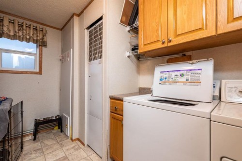 3312 43A Avenue, Lloydminster, SK - Indoor Photo Showing Laundry Room