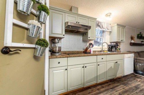 3312 43A Avenue, Lloydminster, SK - Indoor Photo Showing Kitchen