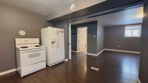 1106 2 Avenue, Wainwright, AB - Indoor Photo Showing Kitchen