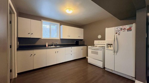 1106 2 Avenue, Wainwright, AB - Indoor Photo Showing Kitchen With Double Sink