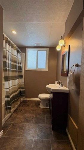 1106 2 Avenue, Wainwright, AB - Indoor Photo Showing Bathroom