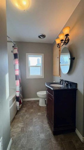 1106 2 Avenue, Wainwright, AB - Indoor Photo Showing Bathroom