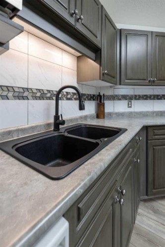 305-5120 49 Street, Lloydminster, AB - Indoor Photo Showing Kitchen With Double Sink