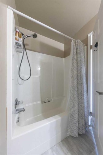 305-5120 49 Street, Lloydminster, AB - Indoor Photo Showing Bathroom