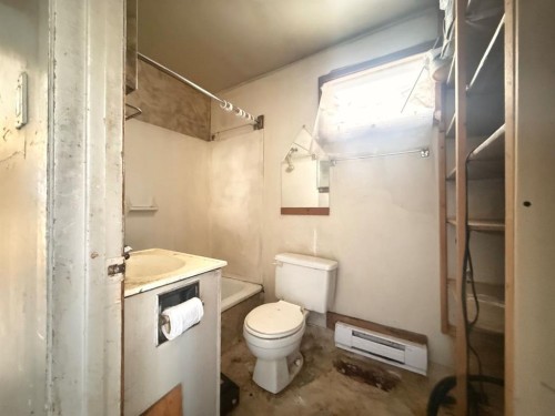 5514 50 Avenue, Lloydminster, AB - Indoor Photo Showing Bathroom