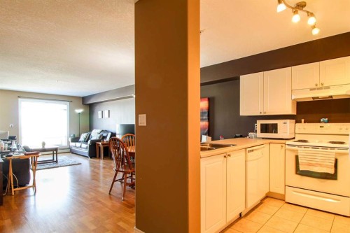 310B-5101 18 Street, Lloydminster, AB - Indoor Photo Showing Kitchen