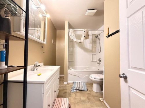 511 Main Street, Maidstone, SK - Indoor Photo Showing Bathroom