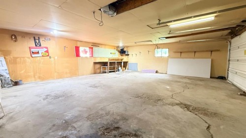 511 Main Street, Maidstone, SK - Indoor Photo Showing Garage